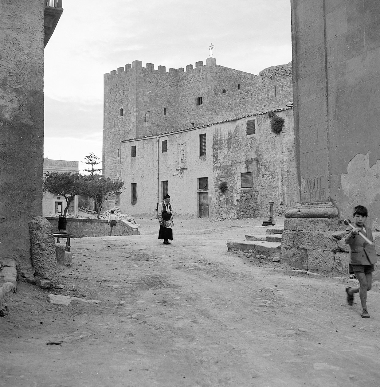 Pohled na Salemi s hradem, Sicílie od Fosco Maraini
