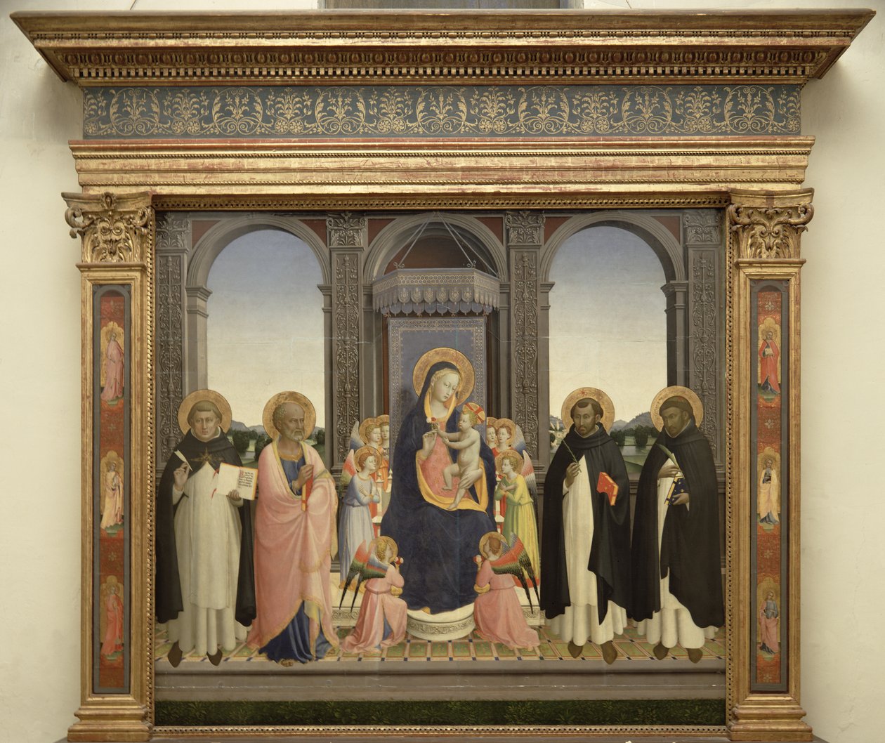 Panna a dítě na trůnu s anděly a svatým Tomášem Akvinským, svatým Barnabášem, svatým Dominikem a svatým Petrem mučedníkem, kolem 1422 (tempera na panelu) (viz 238446 a 43913) od Fra Angelico