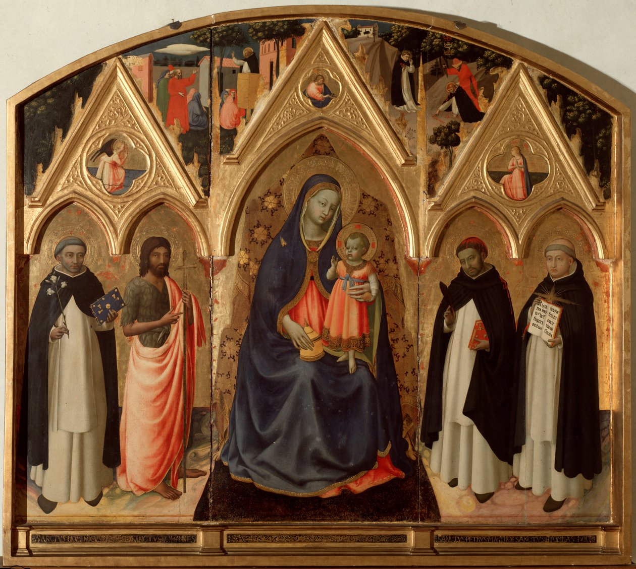 Panna s dítětem obklopená sv. Dominikou, sv. Janem Křtitelem, sv. Tomášem Akvinským a sv. Petrem mučedníkem. (Triptych sv. Petra z Verony, tempera na panelu od Fra  Angelico