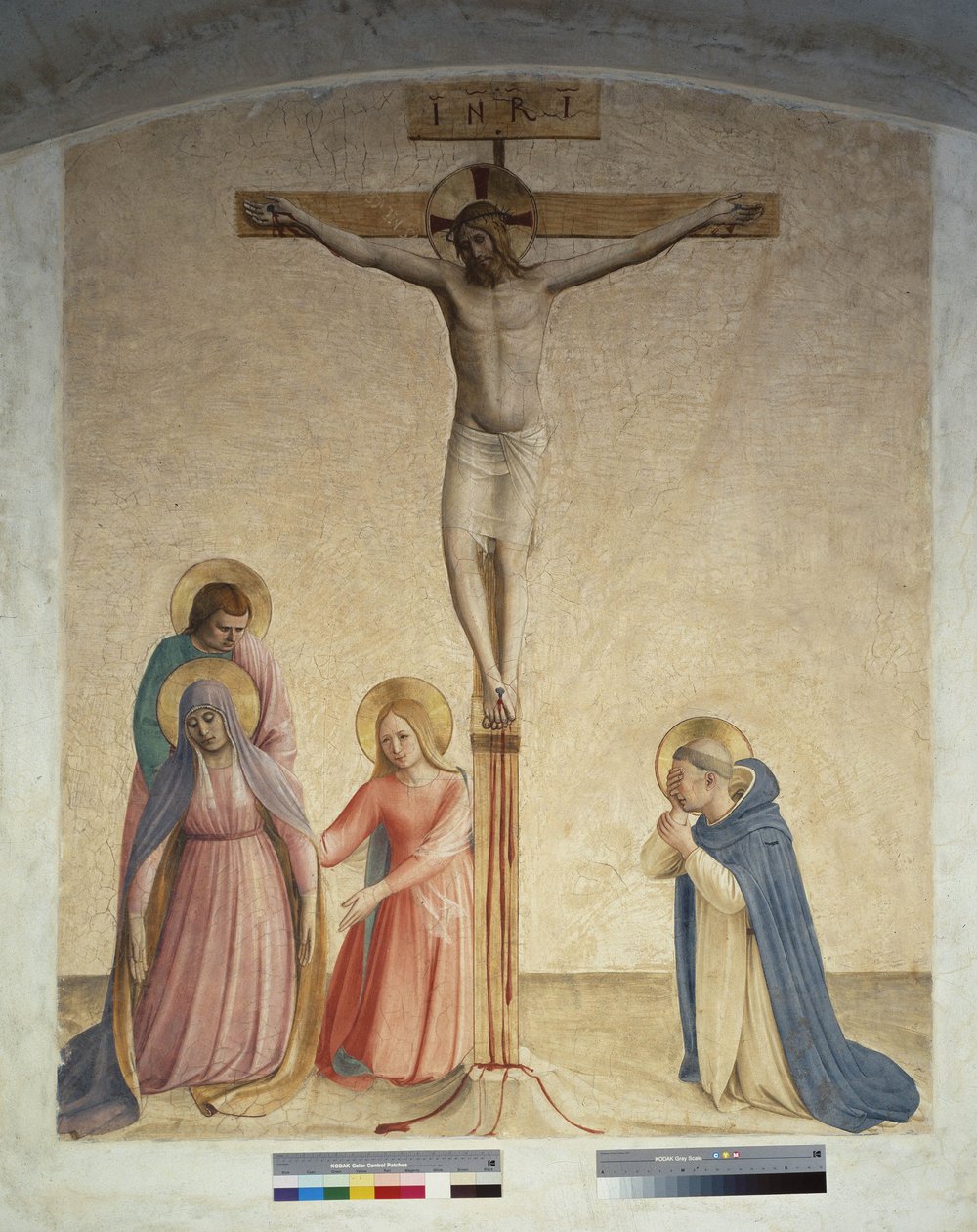 Ukřižování s Pannou Marií svatým Dominikem. Nápis "INRI" na kříži od Fra Angelico