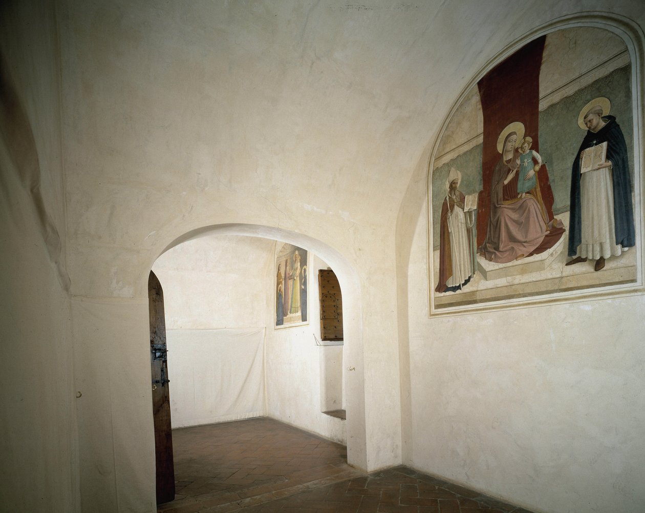 Zvěstování Svatý Petr mučedník stojí za archandělem Gabrielem, který zvěstuje Panně Marii Freska od Guida di Pietro od Fra Angelico