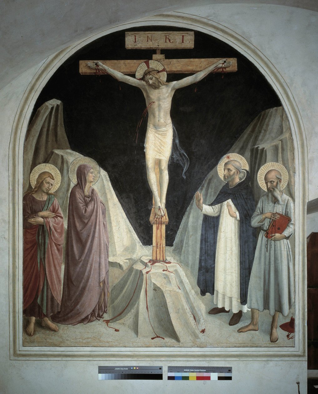 Ukřižování Krista s Pannou Marií, svatý Jan Evangelista, svatý Jeroným, svatý Dominik. Nápis „INRI““ na kříži. Freska od Guida di Pietra od Fra Angelico