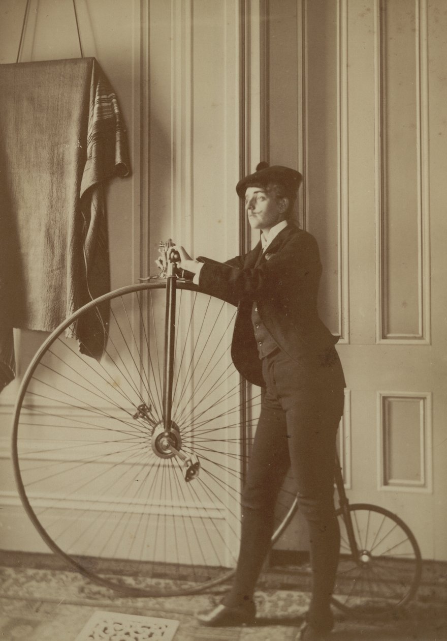 Uvnitř domu s kolem Penny Farthing Bicycle, cca 1890 (sépiová fotografie) od Frances Benjamin Johnston