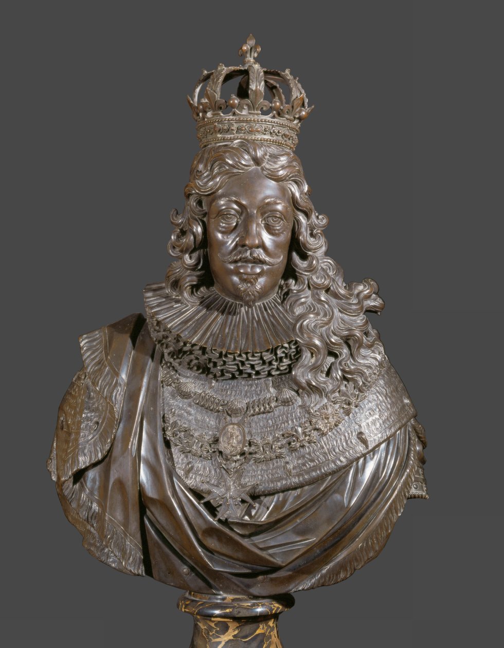 " Les Bronzes de la Couronne ", zahrnuje bronzové sochy, které většinou shromáždil a daroval Ludvík XIV. ... od Francesco Bordoni