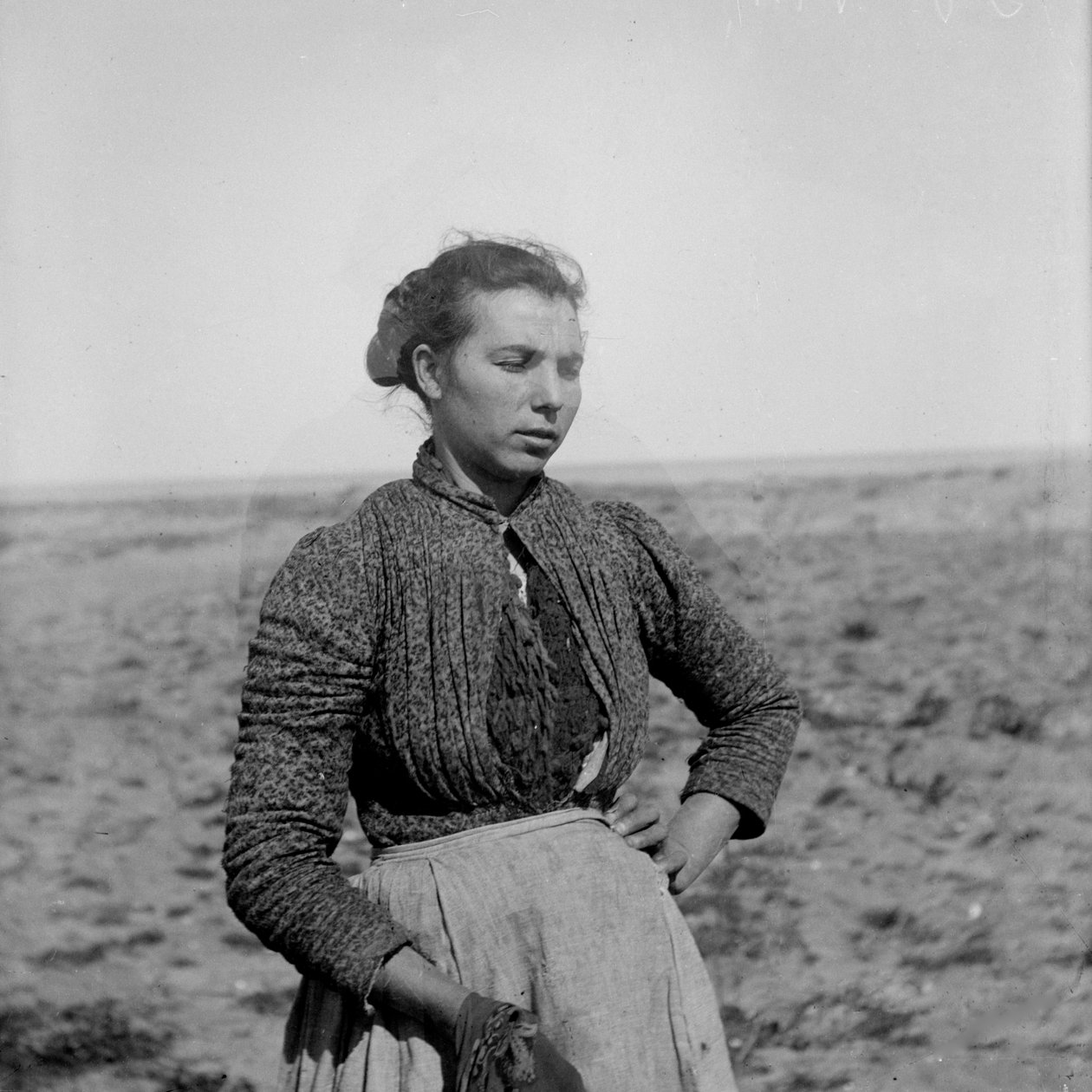 Portrét mladého rolníka v tradičním oděvu, Abruzzo, Itálie, kolem roku 1900 (čb fotografie) od Francesco Paolo Michetti