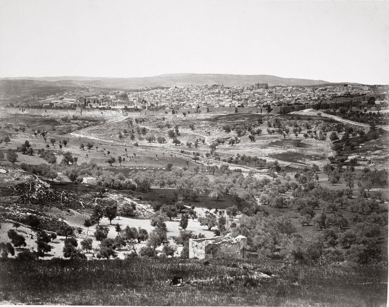 Panoramatický pohled na Jeruzalém z Olivetské hory, vytištěno ve sloním foliu tisků, které vydal James Virtue, 1860 (albumenový tisk) od Francis Frith