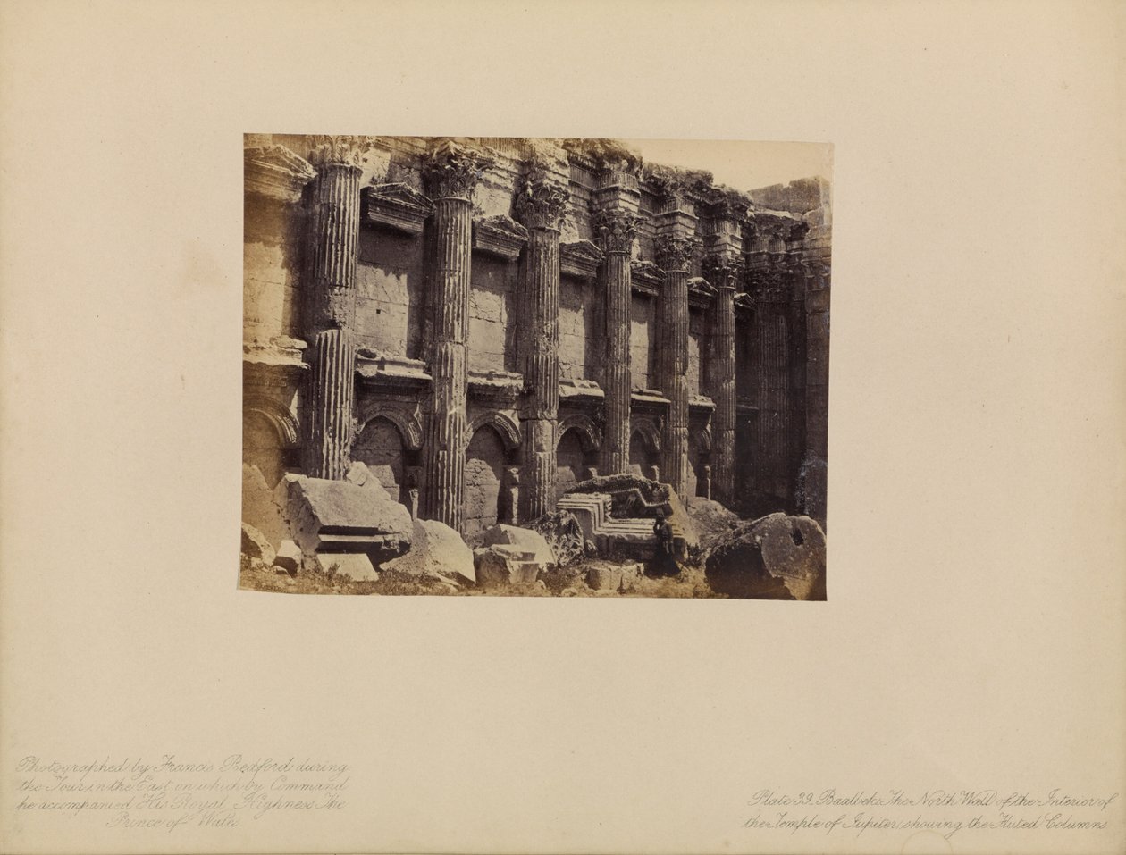 Baalbek - severní stěna interiéru Jupiterova chrámu, s rýhovanými sloupy od Francis Bedford