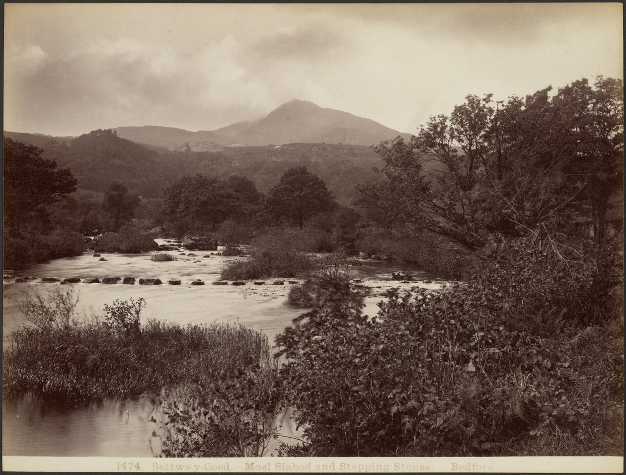 Bettws-y-Coed. Moel Siabod a nášlapné kameny od Francis Bedford