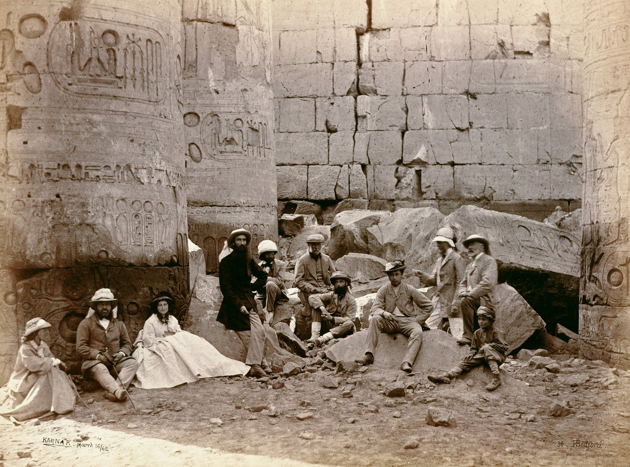 Skupinová fotografie v Hall of Columns, Karnak, Egypt, 1862 od Francis Bedford