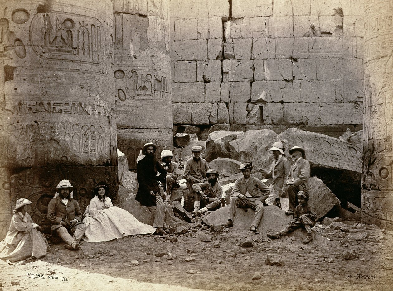 Skupinová fotografie ve Sloupové síni, Karnak, Théby, 1862 od Francis Bedford