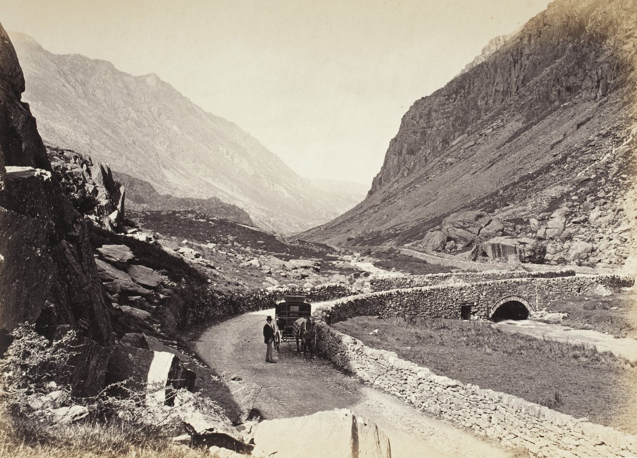 Llanberis, průsmyk, pohled shora od mostu, č. 2. (524) od Francis Bedford