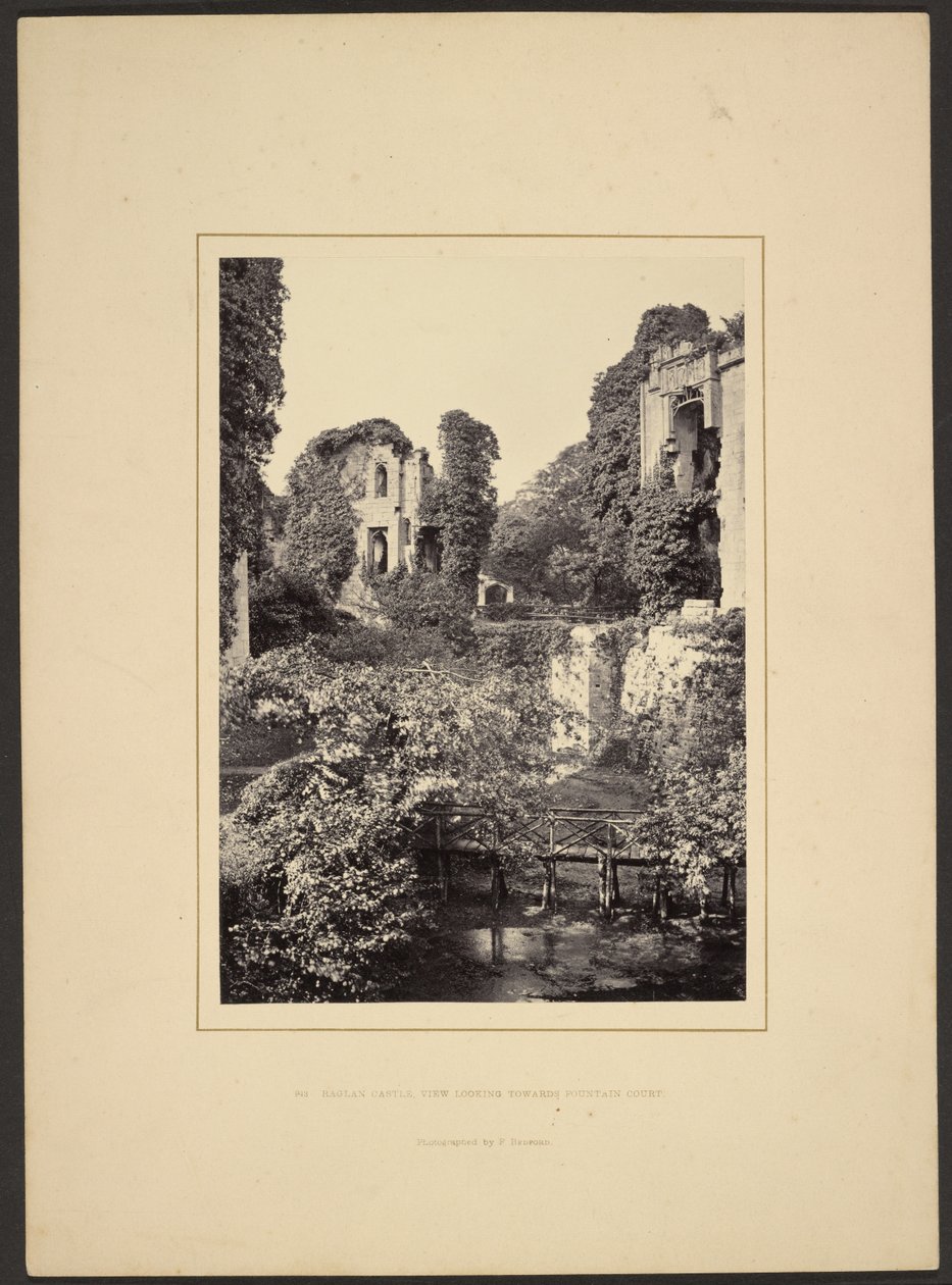 Hrad Raglan, pohled směrem ke dvoru Fountain Court od Francis Bedford