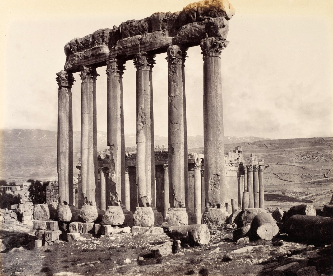 Zříceniny chrámu Slunce a Jupiterova chrámu, Baalbek od Francis Bedford
