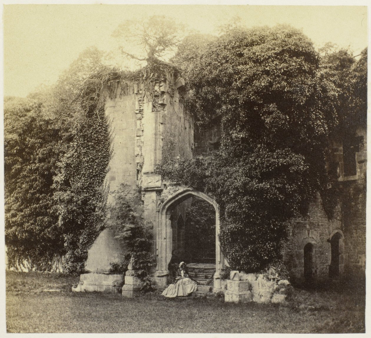 Ruïne van Raglan Castle te Monmouthshire Hrad Raglan. Velké schodiště (název na objektu) od Francis Bedford