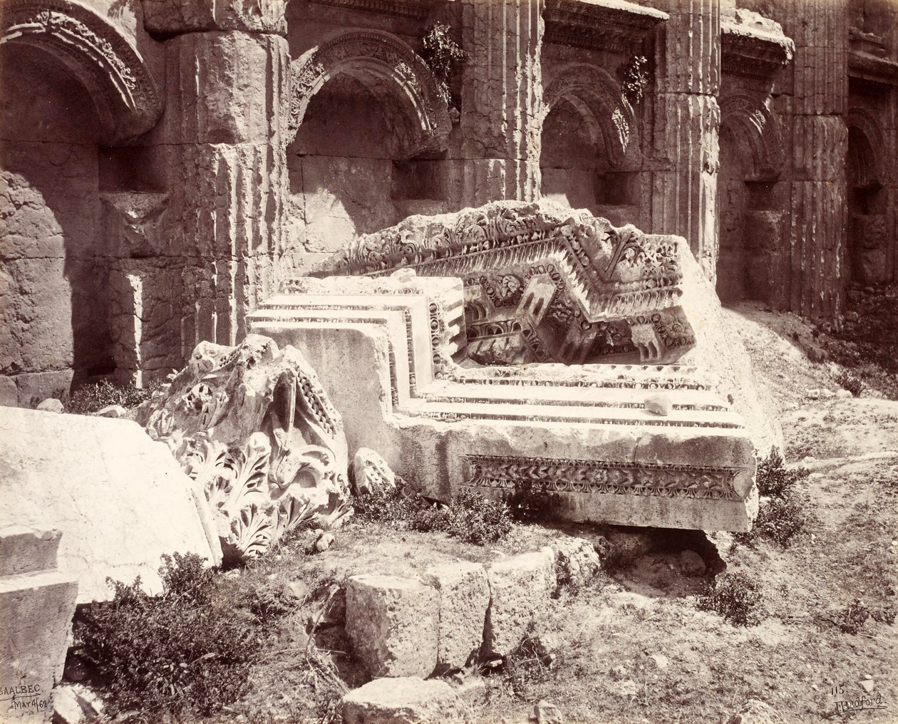 Sochařské pozůstatky v Jupiterově chrámu, Baalbek od Francis Bedford