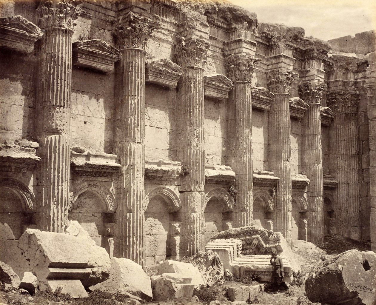 Severní stěna interiéru Jupiterova chrámu s rýhovanými sloupy, Baalbek od Francis Bedford