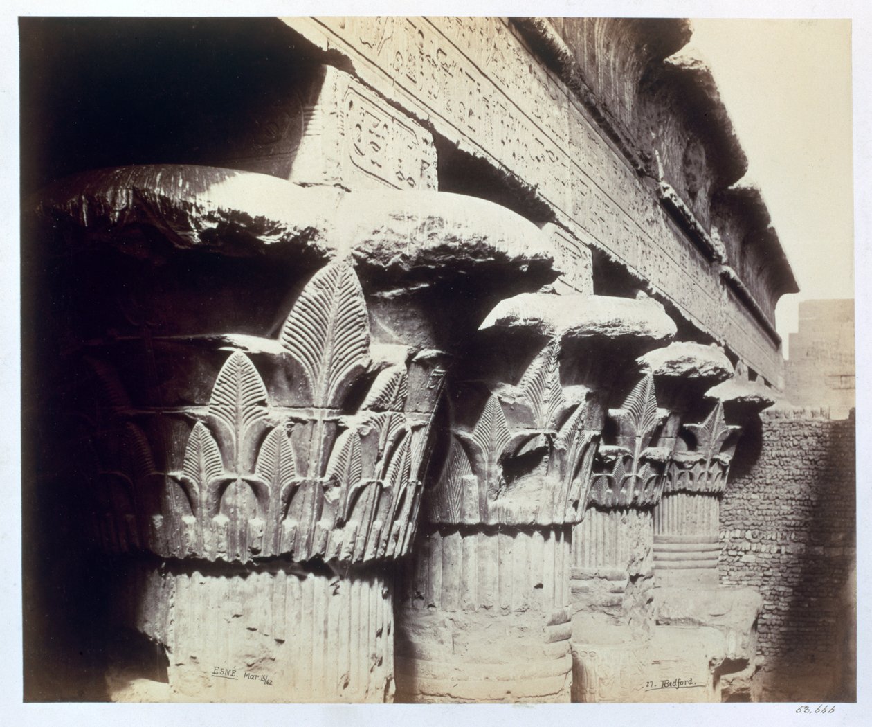 Hlavní města portiku, Chrám Chnum, Esna, Egypt, 1862 od Francis Bedford