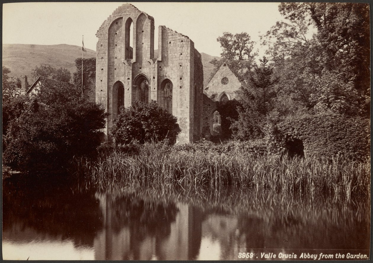 Opatství Valle Crucis pohledem ze zahrady od Francis Bedford