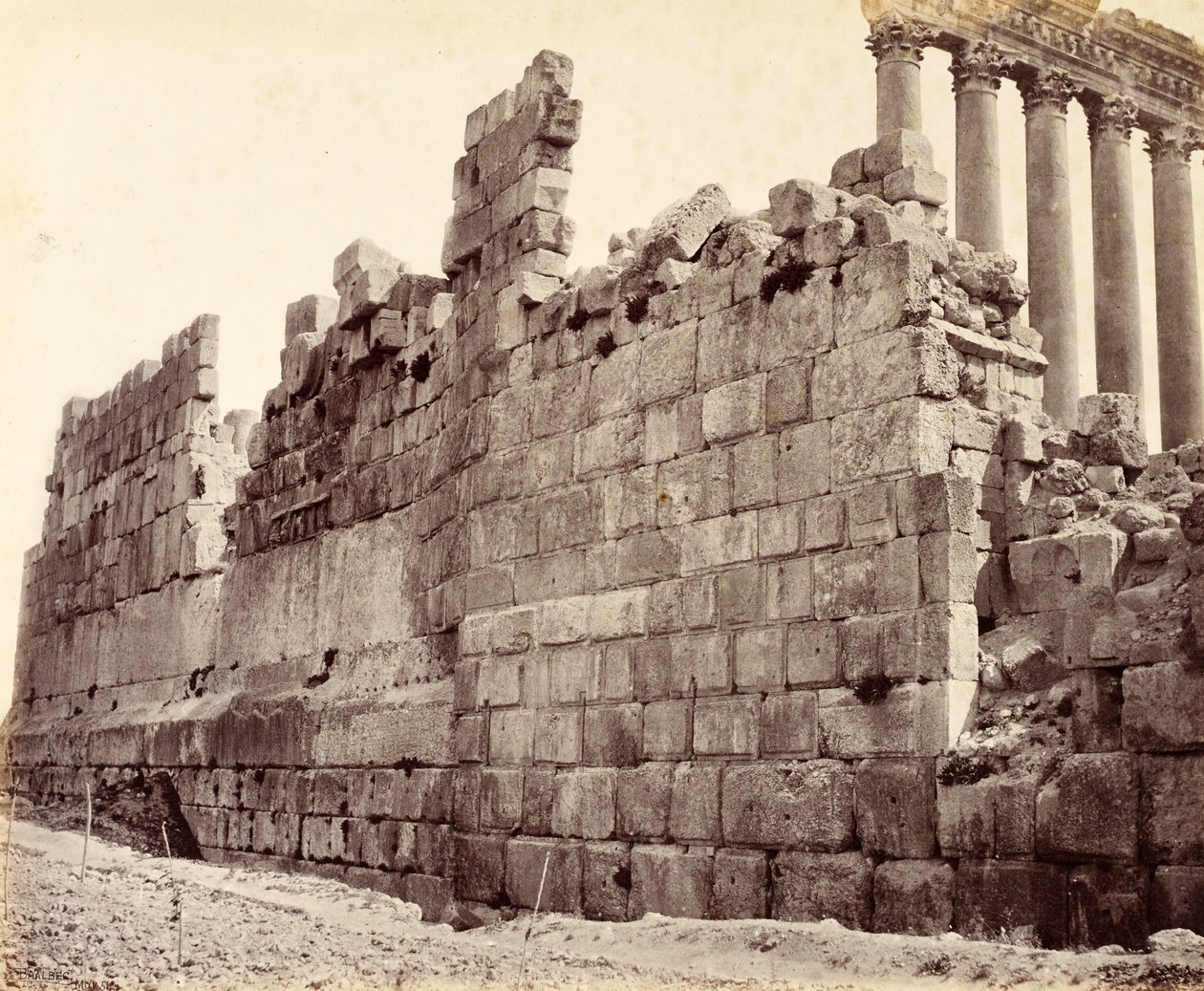 Západní konec vnější zdi Chrámu slunce, Baalbek od Francis Bedford