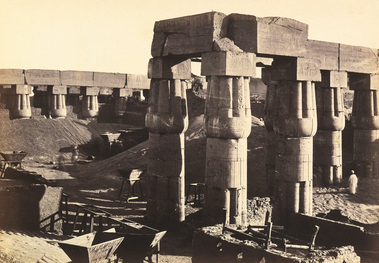 "Egypt a Palestina": kolonáda nádvoří festivalu Amenhotepa III v chrámu Luxor (El-Uqsor), Egypt od Francis Frith