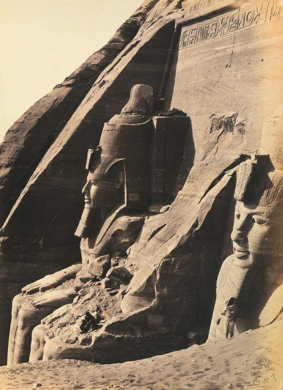 "Egypt a Palestina": kolosy Ramsese II na levé straně průčelí Velkého chrámu Abu Simbel, v Dolní Núbii, Egypt od Francis Frith