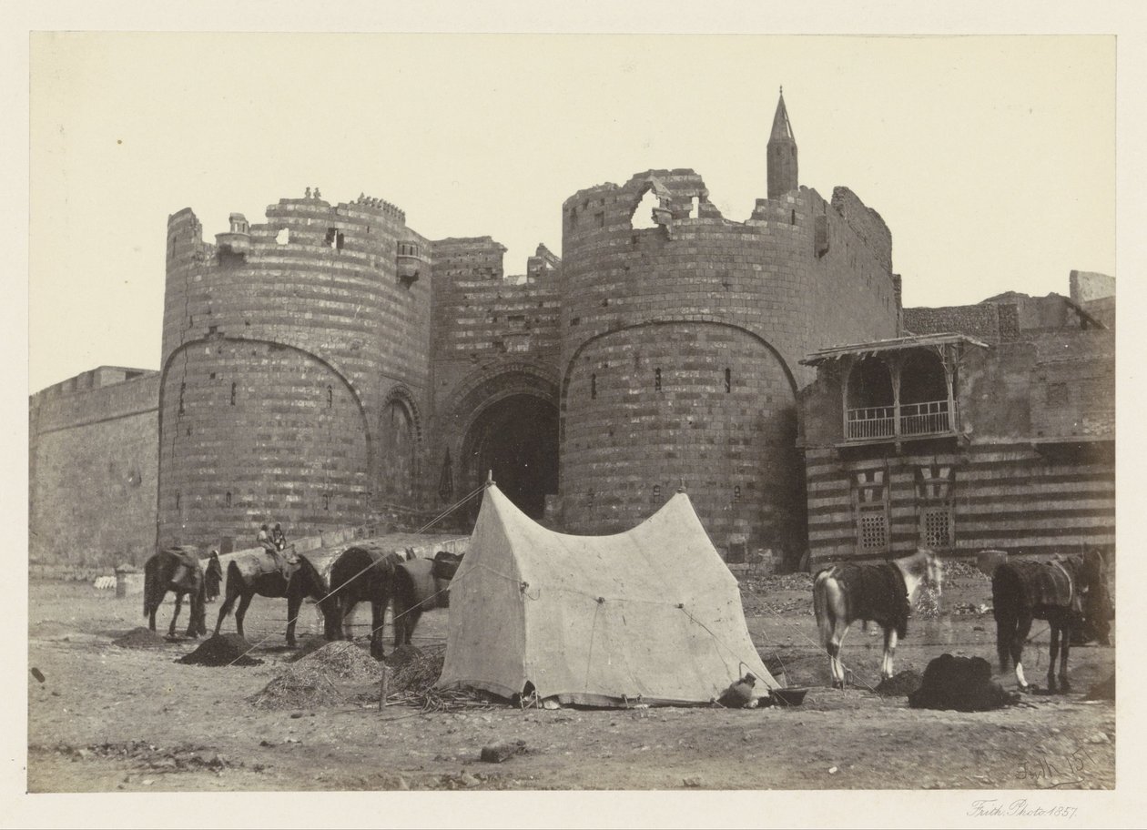 Pohled na Bab al-Azab, brána do káhirské citadely Citadela Báb El-Azab (název na objektu) od Francis Frith