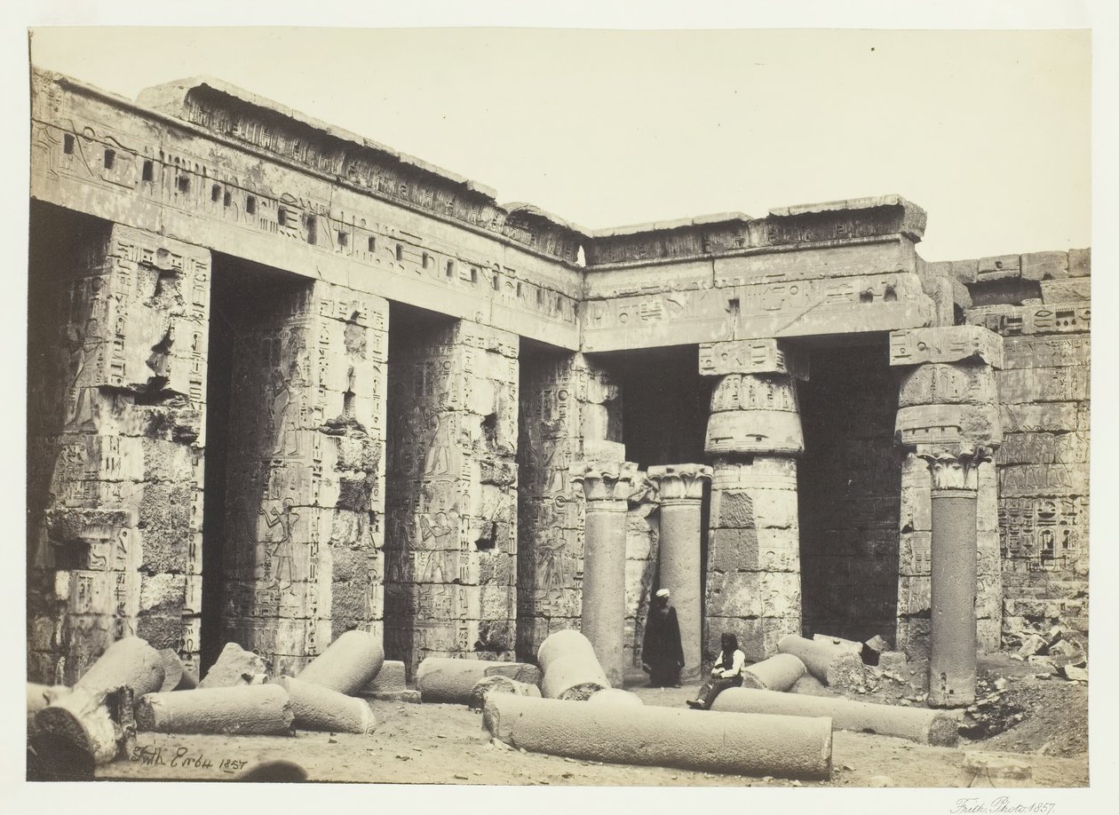 Vnitřní soud Medinet Habbo, Théby, 1857. od Francis Frith