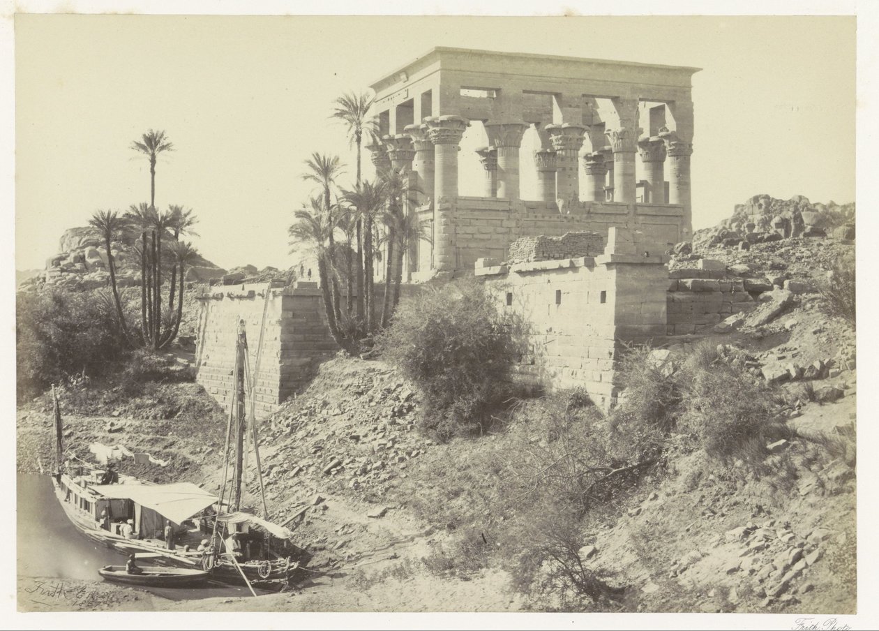 Trajánův kiosek na ostrově Philae v Nilu Faraonova postel, ostrov Philae (název na předmětu) od Francis Frith