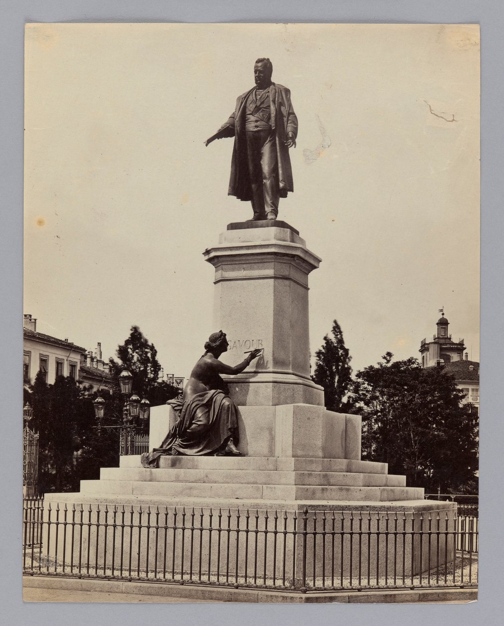 Milán. Antonio Tantardini (1829-1879) a Odoardo Tabacchi (1831-1905), pomník Camilla Bensa, hraběte z Cavouru, italského politika a podnikatele od Francis Frith
