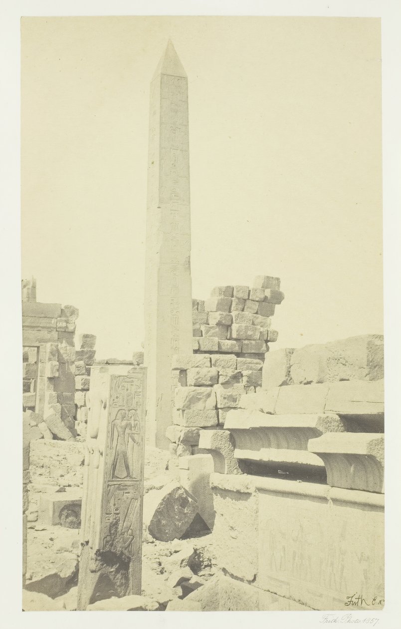 Obelisk a žulový lotosový sloup, Karnac, 1857. od Francis Frith