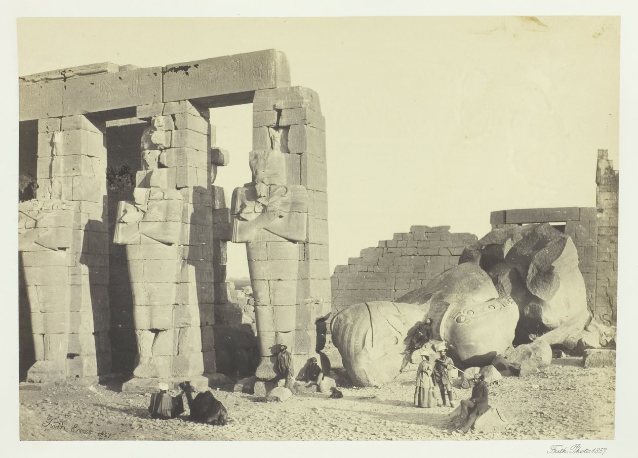Osiris Pillars a Great Fallen Colossus, v Memnonium, Théby, 1857. od Francis Frith