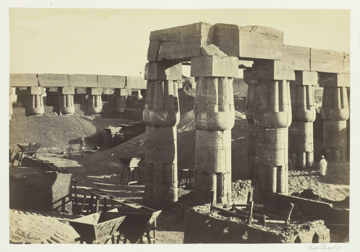 Část Velkého chrámu The Government Stores, Luxor, 1857. od Francis Frith