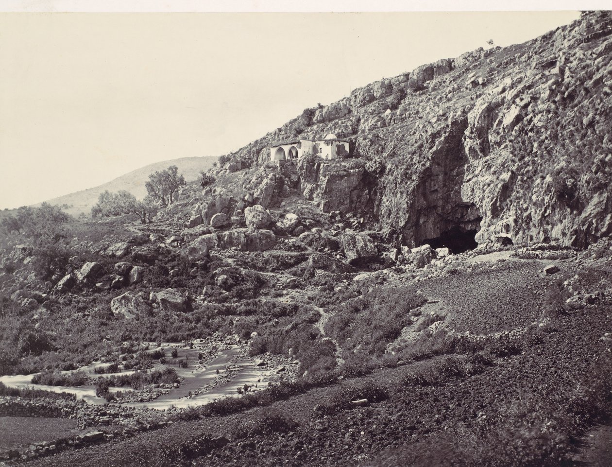 Hlavní zdroj Jordánu, vytékající z jeskyně poblíž Banias, poblíž místa ..., ca. 1857. od Francis Frith