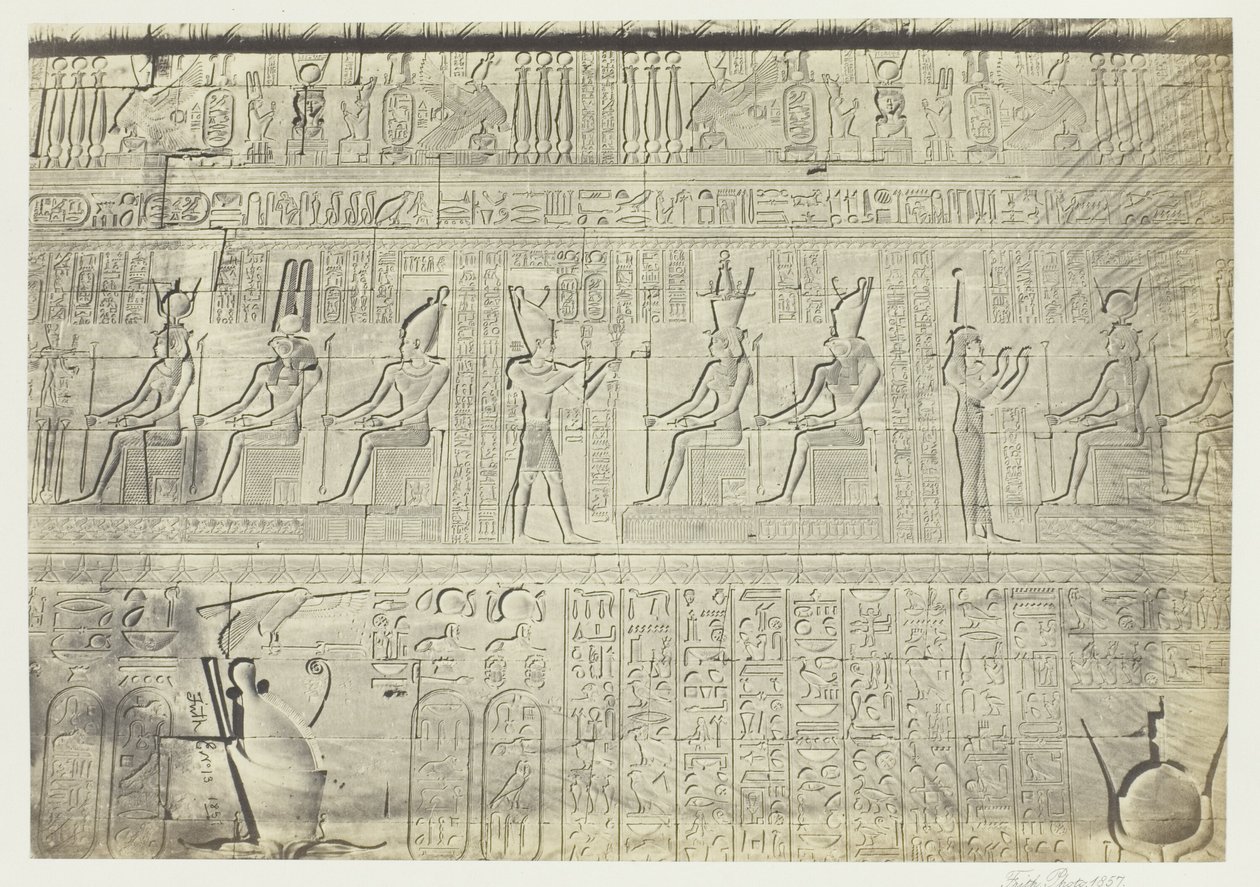 Sochy z Vnější zdi, Dendera od Francis Frith