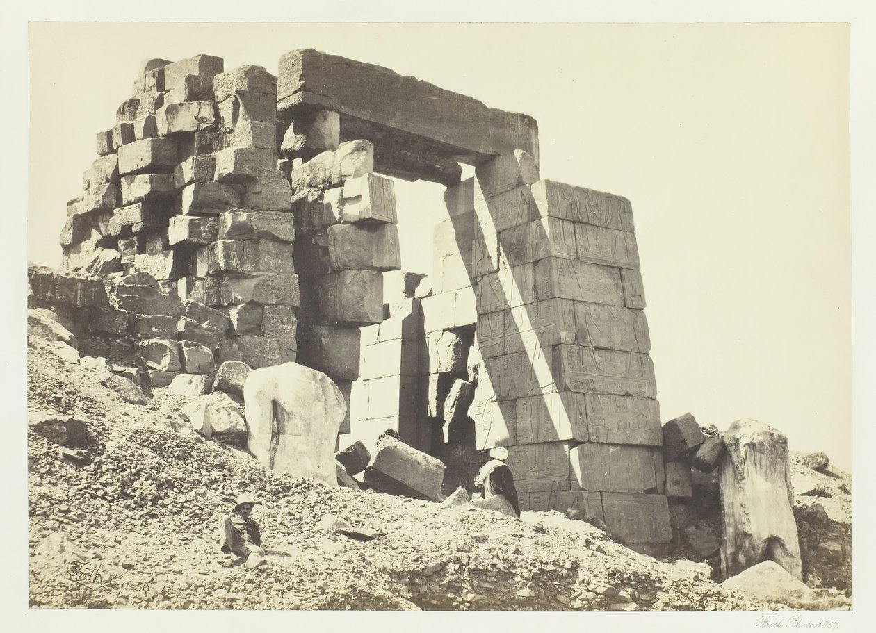 Žulový pylon, Théby, 1857. od Francis Frith