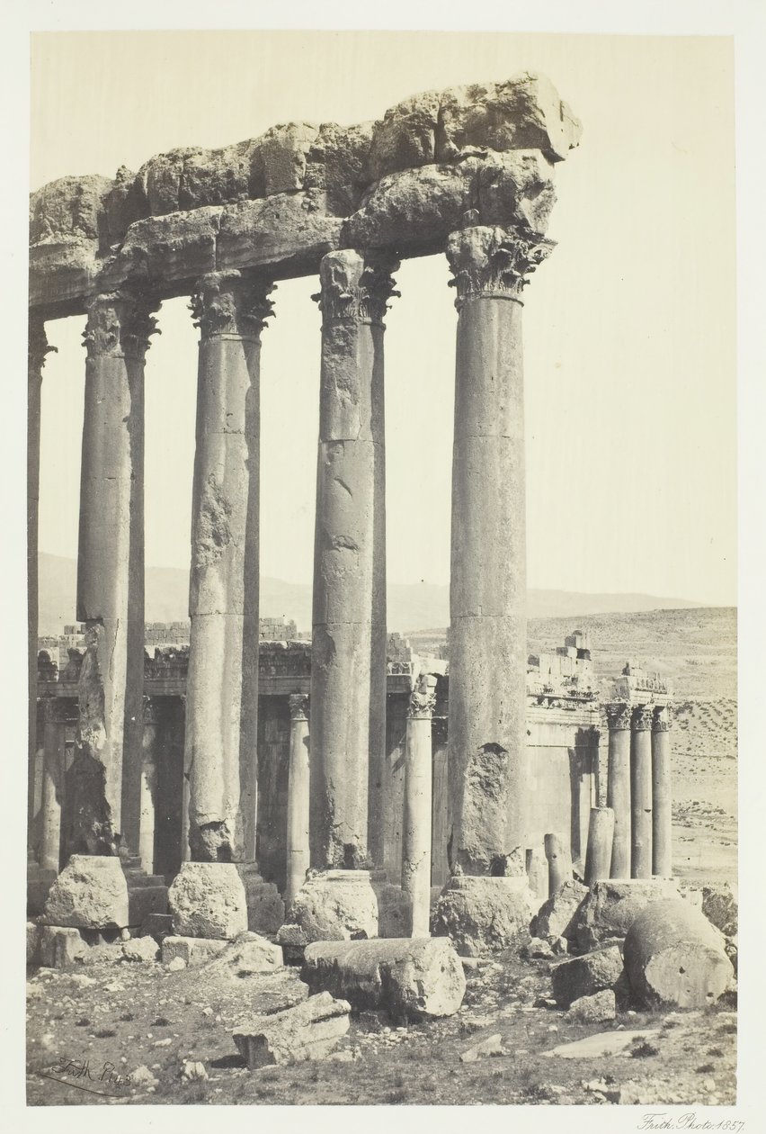 Velké sloupy a menší chrám, Baalbec, 1857. od Francis Frith