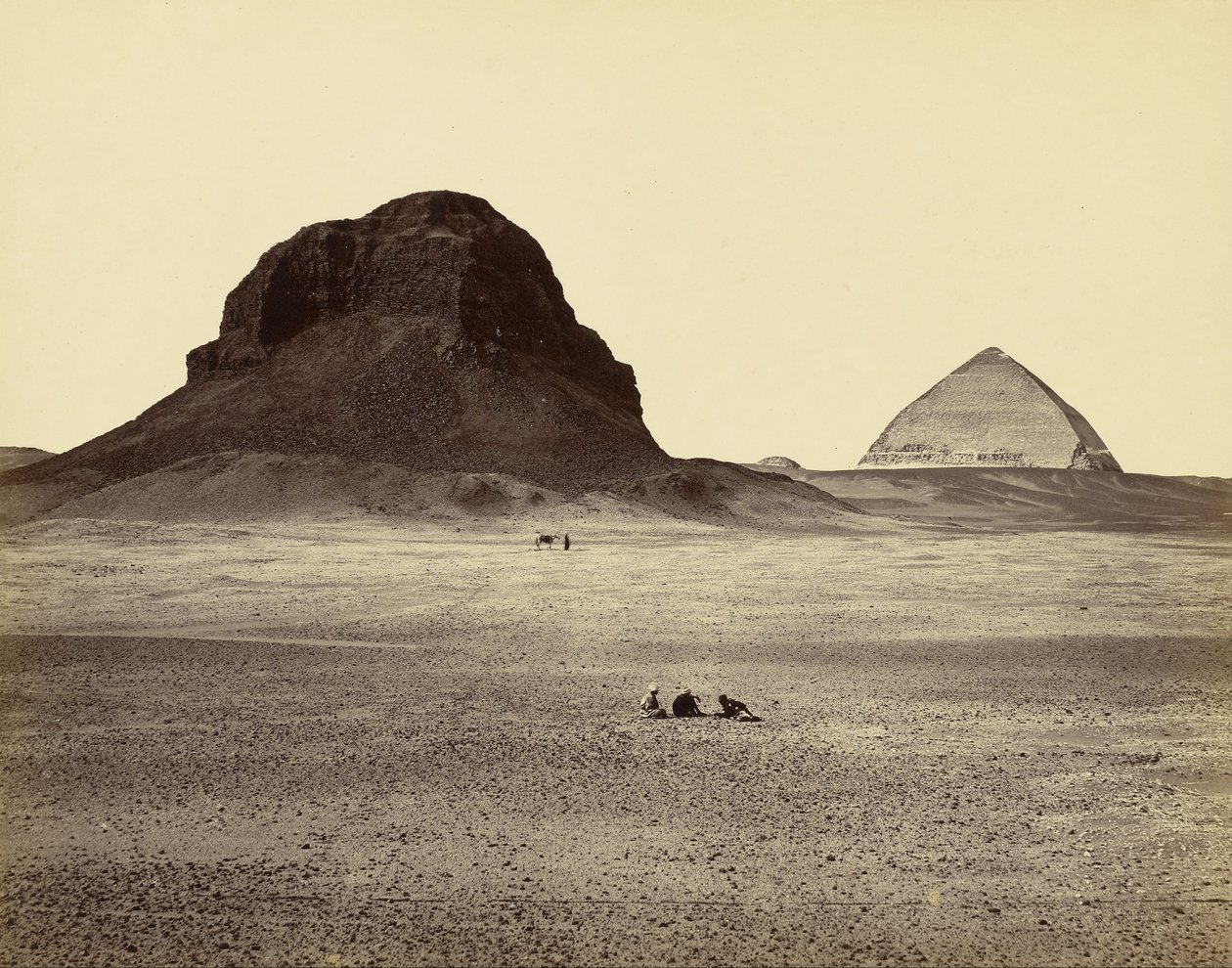 Pyramidy Dahshur, z východu od Francis Frith