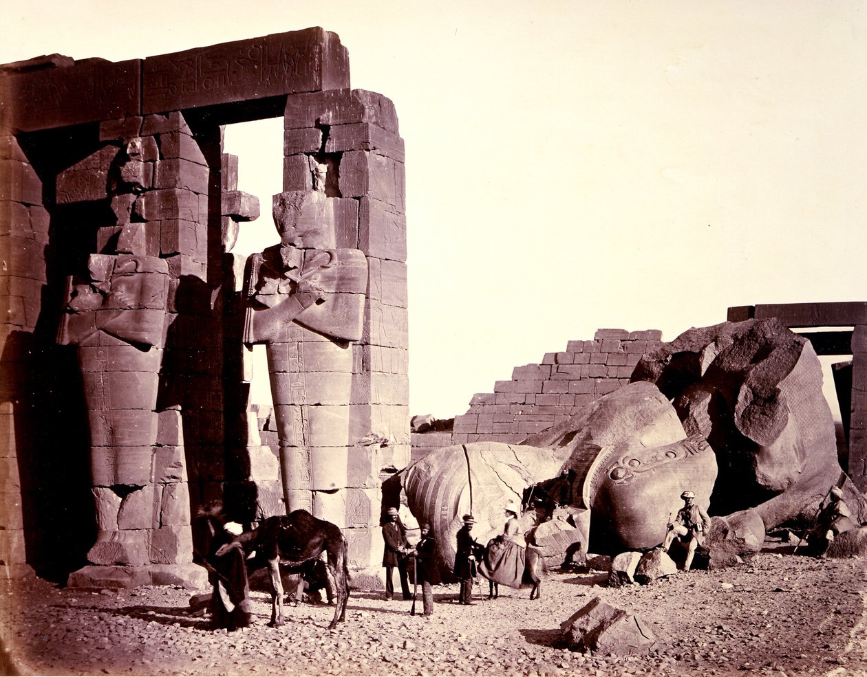 Ramesseum v El-Kurneh, Théby, první pohled od Francis Frith