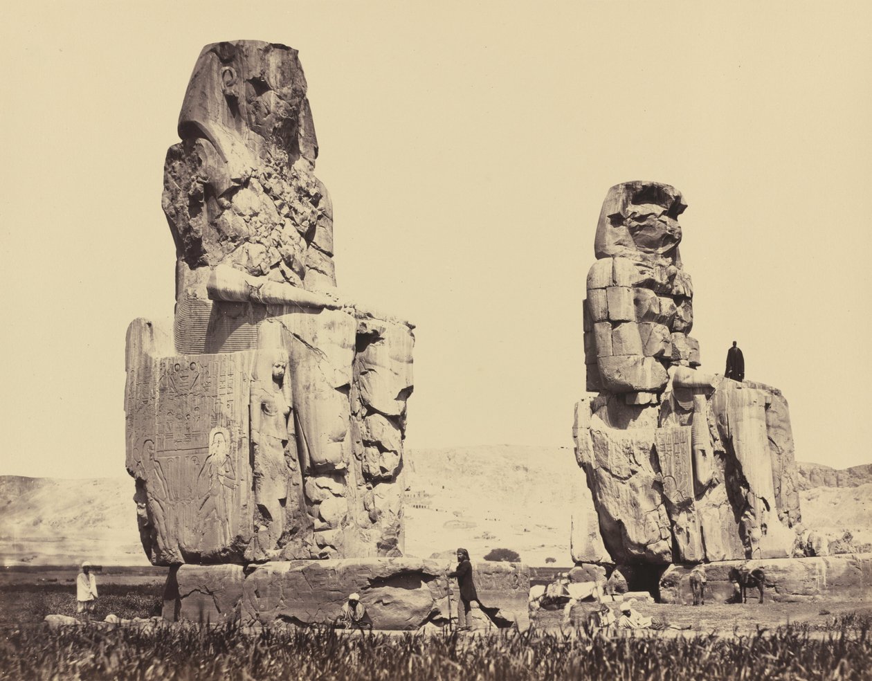 Sochy na pláni, Théby, 1858 (foto) od Francis Frith