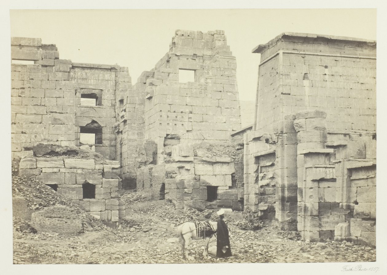 Chrámový palác, Medinet Haboo od Francis Frith
