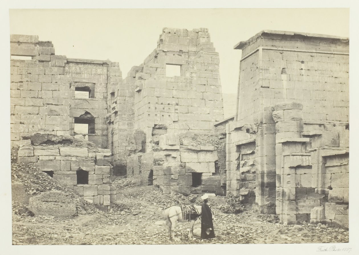 Chrámový palác, Medinet Haboo, 1857. od Francis Frith