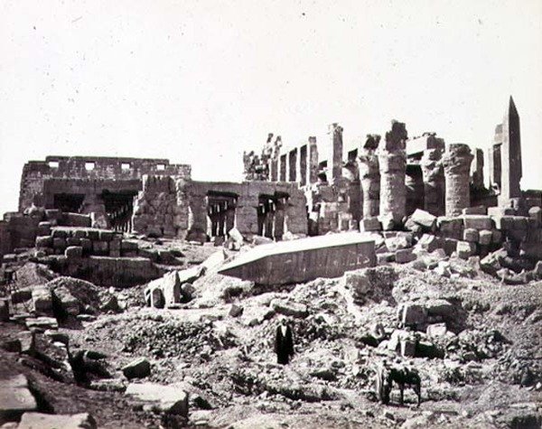 Chrám El-Karnak z jihovýchodu, cca 1856-59 (sépiová fotografie) od Francis Frith