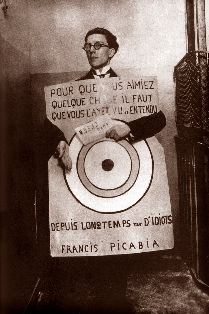 Andre Breton jako terč sendvičového muže (Picabia) na festivalu Dada, Paříž, 27. března. od Francis Picabia