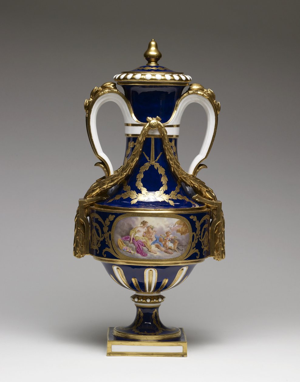 Váza, cca 1780 (jemně pastovaný porcelán s barvou a zlacením) od François Boucher