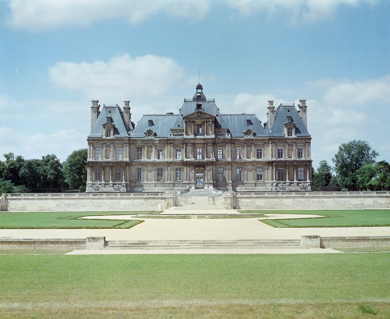 Pohled na východní průčelí Chateau de Maisons-Laffitte, postavený 1642-51 od Francois Mansart