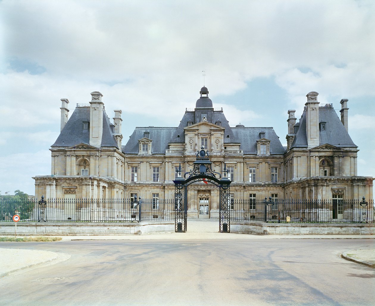 Pohled na západní průčelí Chateau de Maisons-Laffitte, postavený 1642-51 od Francois Mansart