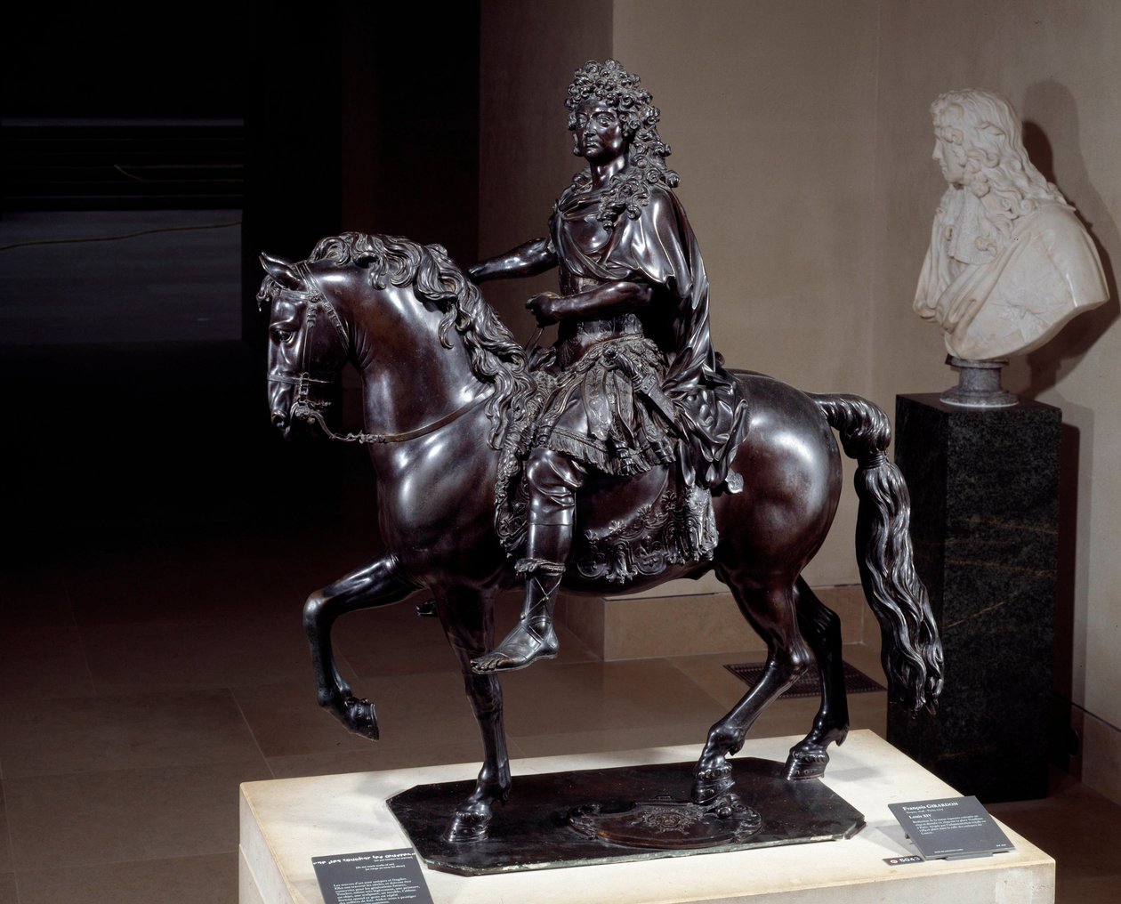Jezdecká socha krále Ludvíka XIV. (1638–1715) z bronzu roztavená ztraceným voskem. Socha Francoise Girardona (1628-1715). 17. století. Slunce 1,02x0,98x0,5 m Paris musee du Louvre od Francois Girardon