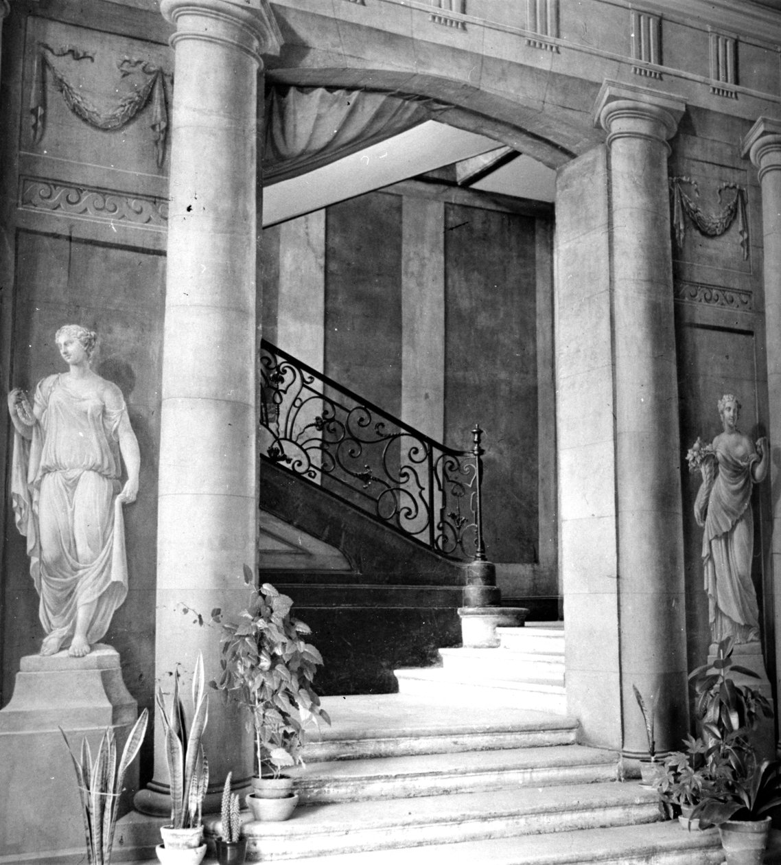 Předsíň Folie St. James, Neuilly-sur-Seine (č/b foto) od Francois Joseph Belanger