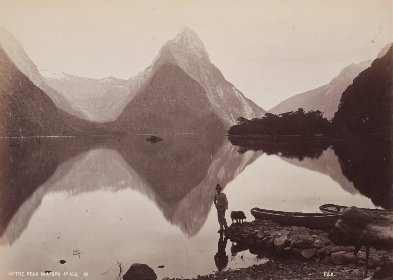 Mitre Peak, Milford Sound, New Jersey Z alba- Australasian scenérie od Frank Coxhead