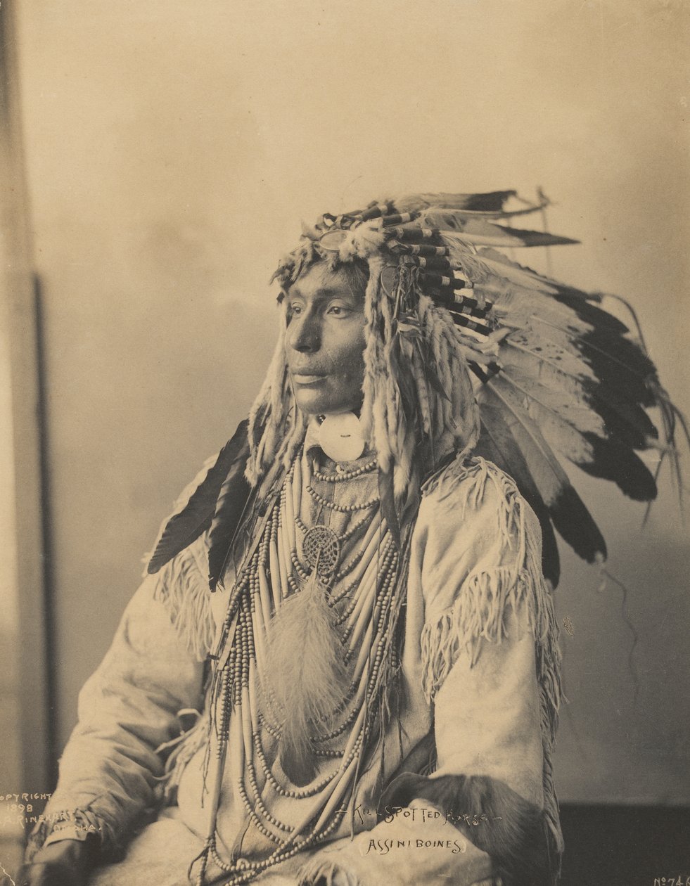 Kill Spotted Horse, Assiniboines, 1898 (platinový palladiový tisk) od Frank Albert Rinehart